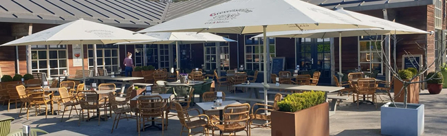 Genieten op het terras bij Restaurant Paviljoen De Meidoorn Rockanje