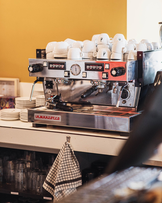 Met een gloednieuwe koffiemachine (de enige echte) en de verrukkelijke boontjes van @giraffecoffeeroasters krijg je bij @oker koffie en wijnbar het beste bakkie van de omgeving!