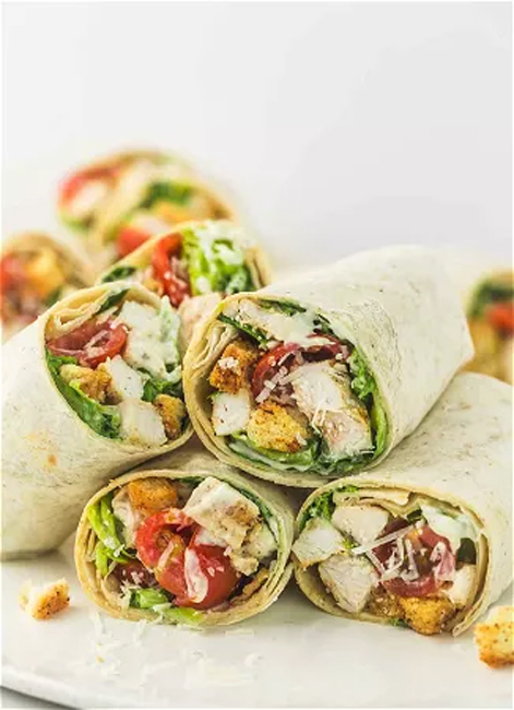 Overheelijke vers bereide kipwraps bij Poke Bowl aan Zee Ouddorp