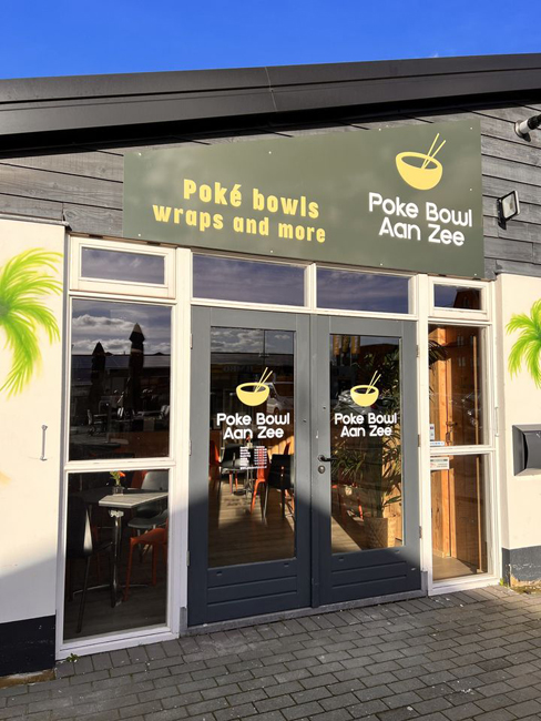 Poke Bowl aan Zee Ouddorp van buitenaf gezien