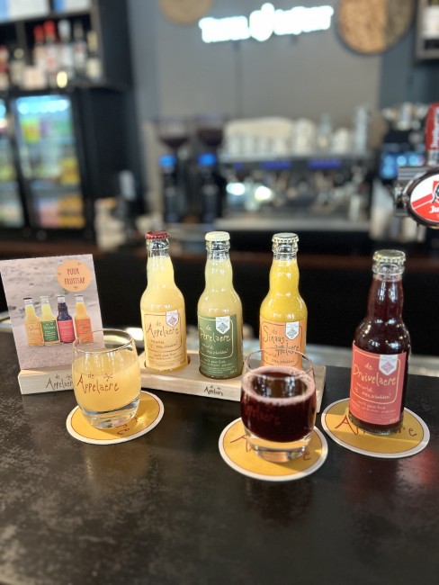 ambachtelijke fruitdranken op de bar bij gasterij de grenshoeve
