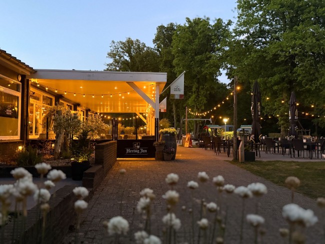 avondfoto van het terras bij gasterij de grenshoeve