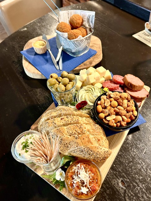 borrelplank met brood olijven en hapjes bij gasterij de grenshoeve
