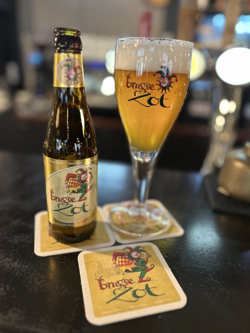 brugse zot bier met glas in gezellige sfeer bij gasterij de grenshoeve