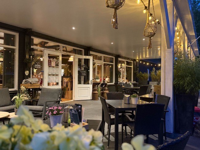 sfeervol overdekt terras van gasterij de grenshoeve in de avond