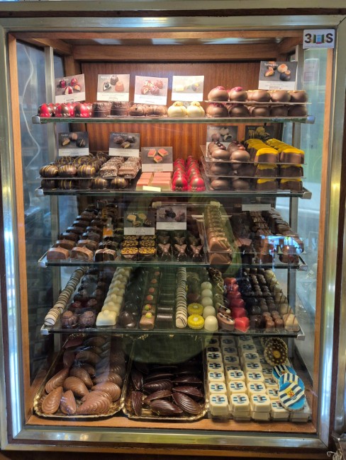 vitirine vol luxe handgemaakte bonbons bij de bruse bazaar een paradijs voor chocoladeliefhebbers