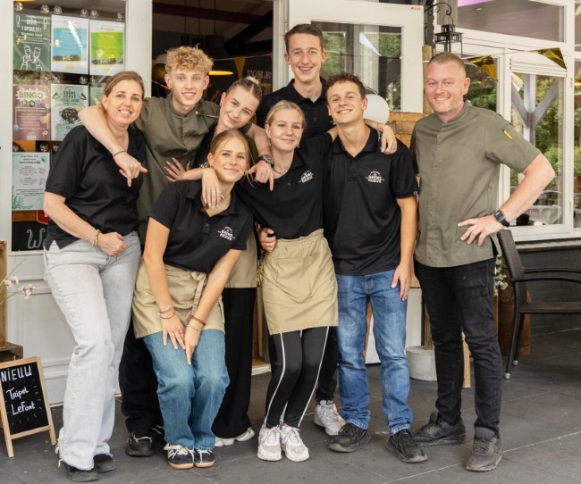 vriendelijk team van gasterij de grenshoeve voor de ingang