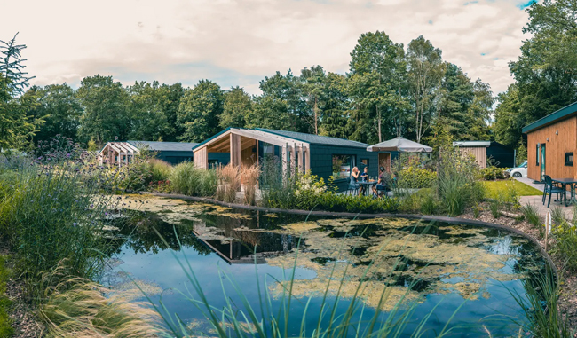 Bungalow aan de vijver bij EuroParcs Resort De Utrechtse Heuvelrug