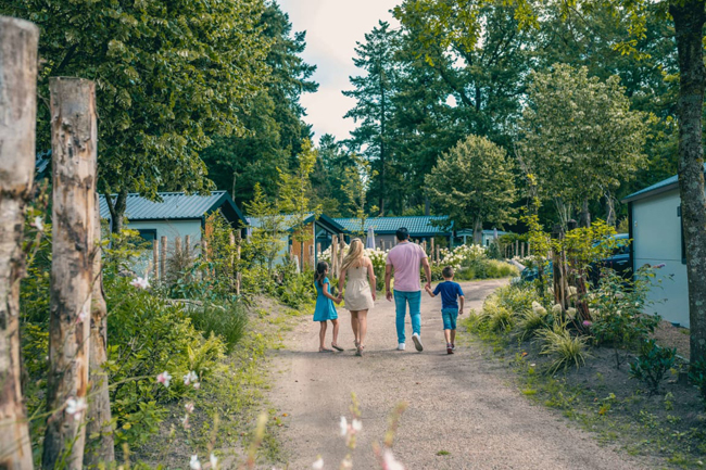 Familiewandeling langs bungalows bij EuroParcs Resort De Utrechtse Heuvelrug