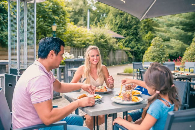 Gezellig dineren op het terras bij EuroParcs Resort De Utrechtse Heuvelrug