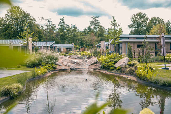 Vijver met fontein bij EuroParcs Resort De Utrechtse Heuvelrug