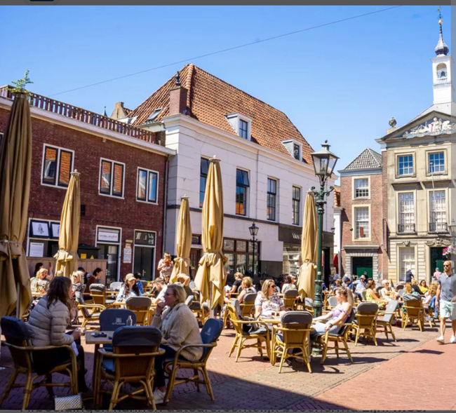 Gezellig plein in het hart van Brielle omringd door historische gebouwen en terrassen