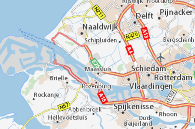 Gezellige straat met wandelende mensen in het historische centrum van Brielle
