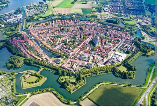 Houten ophaalbrug over een gracht in Brielle op een zonnige dag