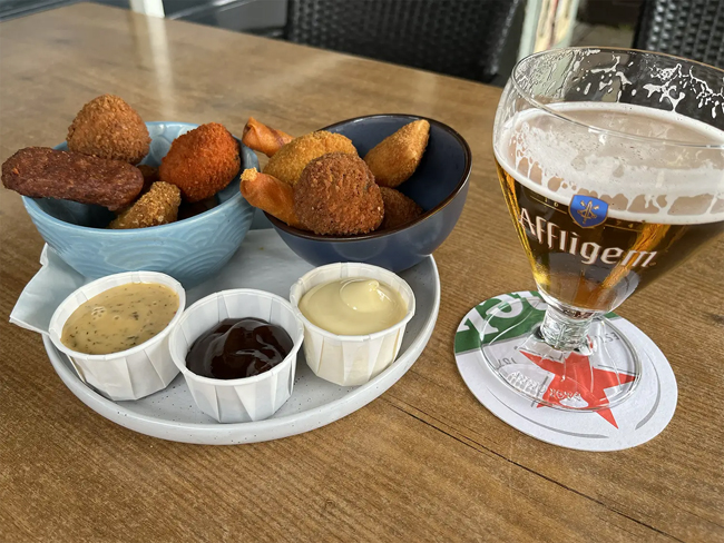 bittergarnituur met bier bij brasserie de 3 heeren