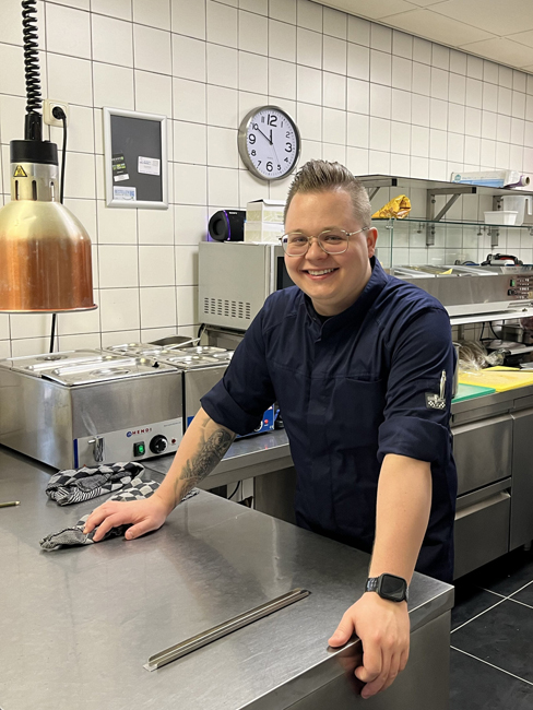 chef kok in actie bij brasserie de 3 heeren in de keuken