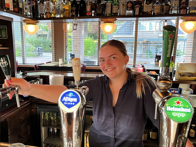 gastvrije bediening bij brasserie de 3 heeren achter de bar