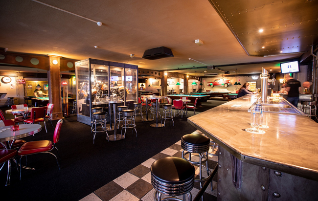 gezellige interieurfoto van biljartcentrum de distel roosendaal met zitplaatsen en bar