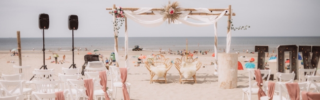 trouwen op het strand beachclub breez