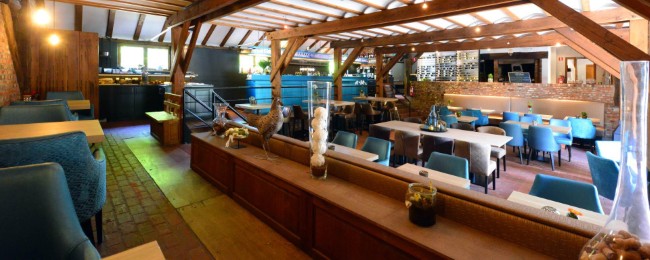 authentiek interieur van restaurant de groote hoef in lommel met warme houten accenten