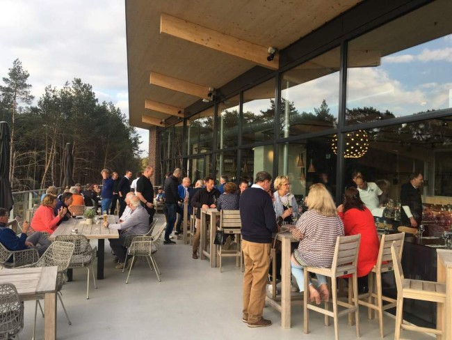 buiten genieten op het moderne terras van brasserie the valley ermelo
