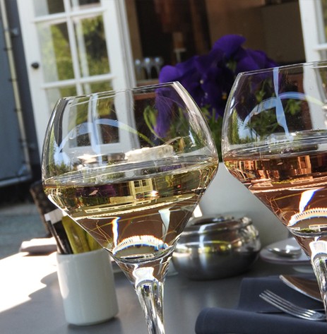een toast op het terras van restaurant brocante grand cafe en brasserie doorn