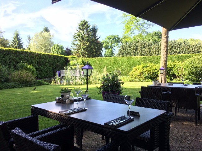 genieten van het groene tuinterras bij restaurant brocante grand cafe en brasserie doorn
