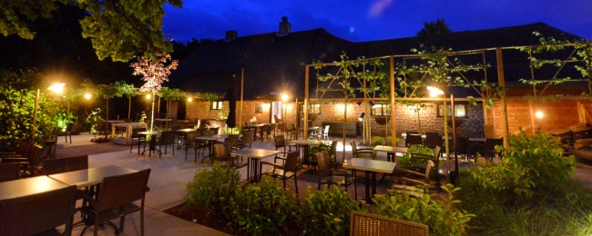 gezellig avondterras bij restaurant de groote hoef in lommel met sfeerverlichting