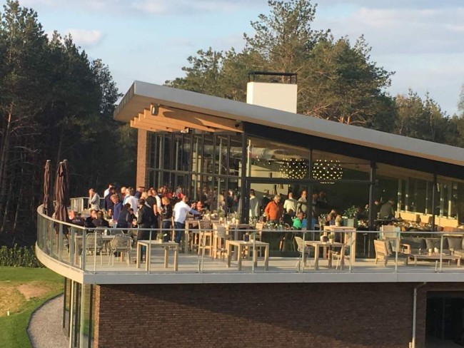 gezellige drukte tijdens een dineravond in brasserie the valley ermelo met uitzicht op de golfbaan