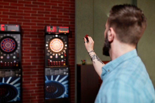man speelt darts the perfect game renesse