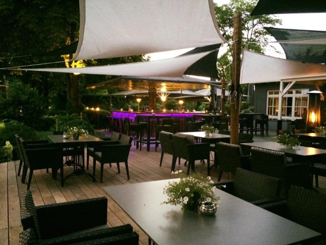 sfeervol dineren op het avondterras van restaurant brocante grand cafe en brasserie doorn