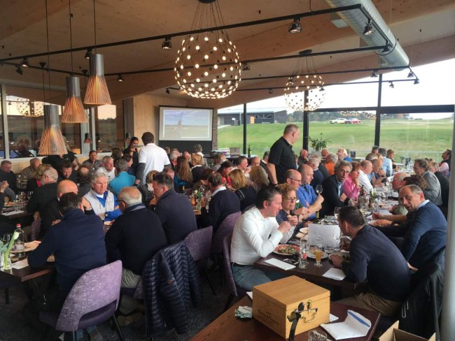 sfeervolle en moderne inrichting van brasserie the valley ermelo met panoramisch uitzicht