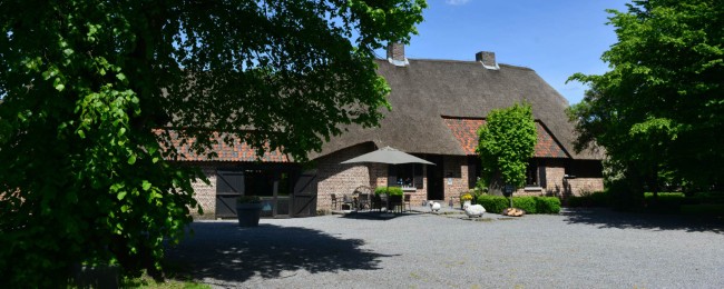 sfeervolle rietgedekte hoeve van restaurant de groote hoef in lommel perfect voor een rustiek diner