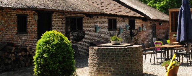 zonnig terras en oude waterput bij restaurant de groote hoef in lommel ideaal voor een pauze in de natuur