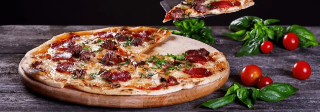 Heerlijke pizza met vlees en kruiden bij Pizzeria En Grill La Bella Borger