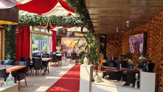 Sfeervolle binnenruimte bij Pizzeria En Grill La Bella Borger