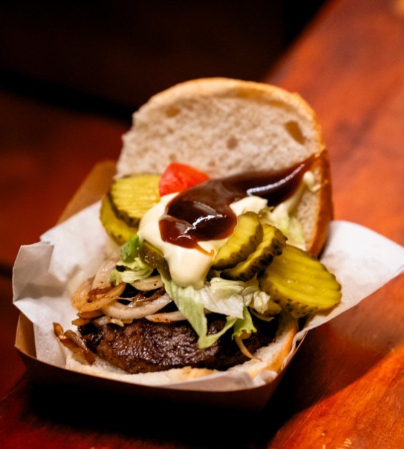 hamburger met augurk en saus eetcafe de stelle stellendam