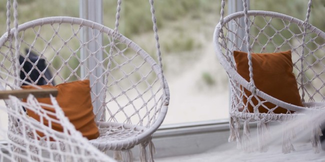 hangstoelen met kussens bij de boekanier nieuwvliet