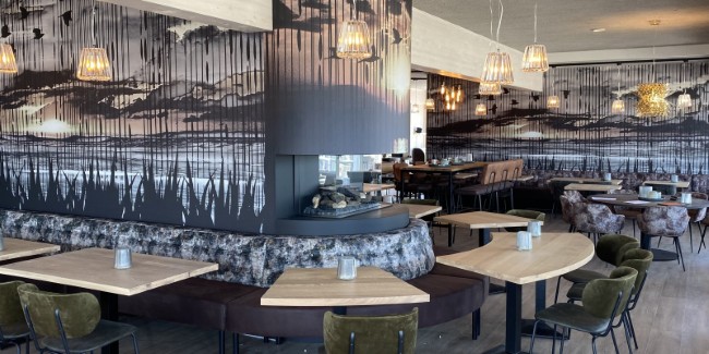 interieur met haard bij de boekanier nieuwvliet