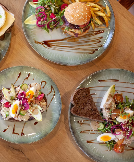 sfeervol gedekte tafel arrangementen bistro aa rolde