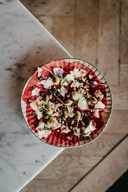 carpaccio rode biet bij strandpaviljoen de piraat