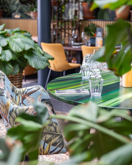 gedekte tafel met planten bij restaurant in de achtertuin oosterhout