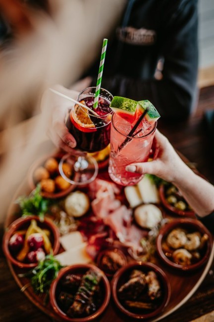genieten van cocktails en tapas bij strandpaviljoen de piraat