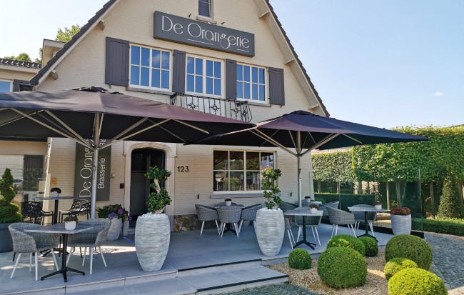 gevel zonnig terras brasserie de orangerie balen