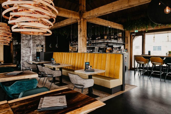 gezellig restaurantinterieur bij strandpaviljoen de piraat