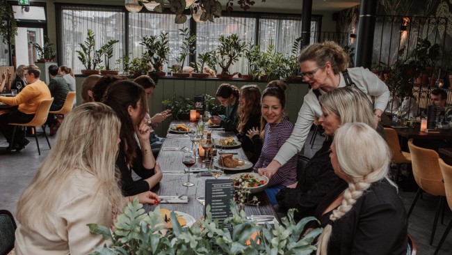 gezellige groepsmaaltijd bij restaurant in de achtertuin oosterhout