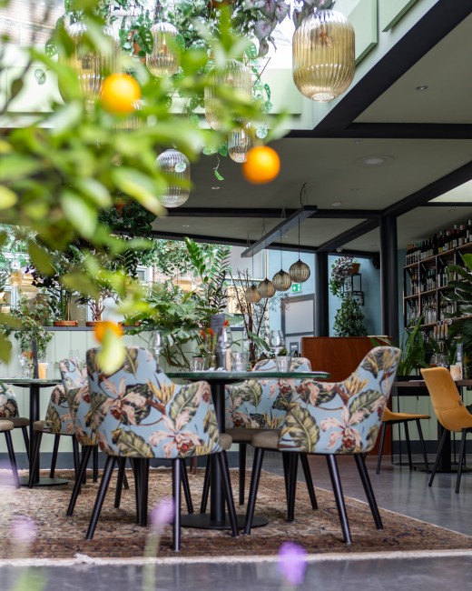 lichte en groene eetruimte van restaurant in de achtertuin oosterhout