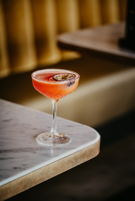 passievruchtcocktail bij strandpaviljoen de piraat
