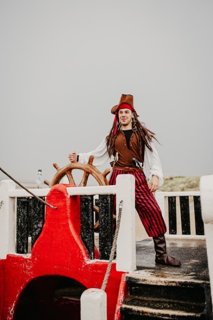 piraat begroet bezoekers bij strandpaviljoen de piraat