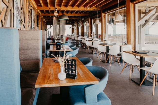 sfeervol interieur met zeezicht bij strandpaviljoen de piraat